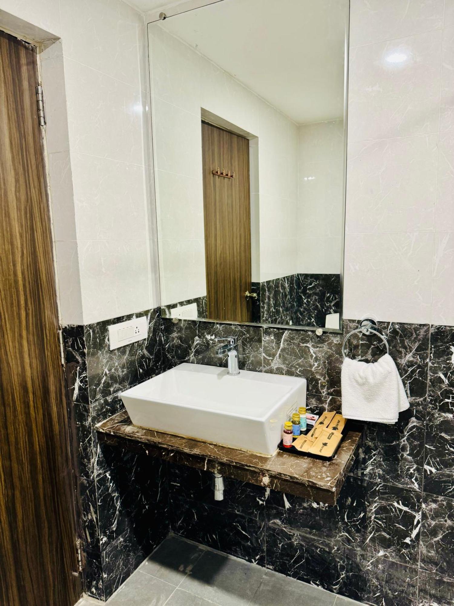 Bluo Amani Vagator - Boutique Hotel Goa Anjuna Rum bild